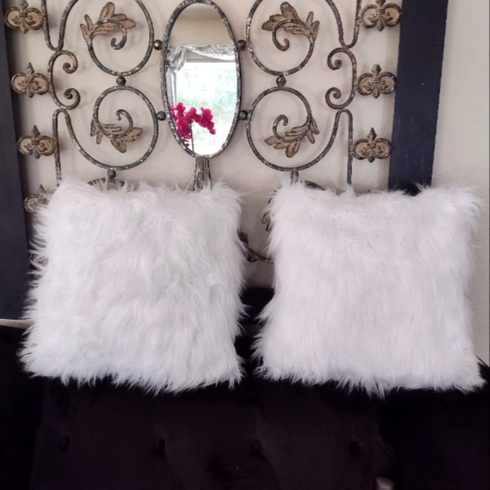 🆕🆕🆕 Two New Beautiful Decorative Throw Pillows / White